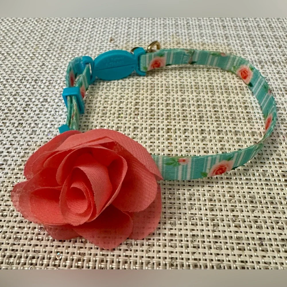This floral collar is decorated with a rose and is suitable for small dogs and